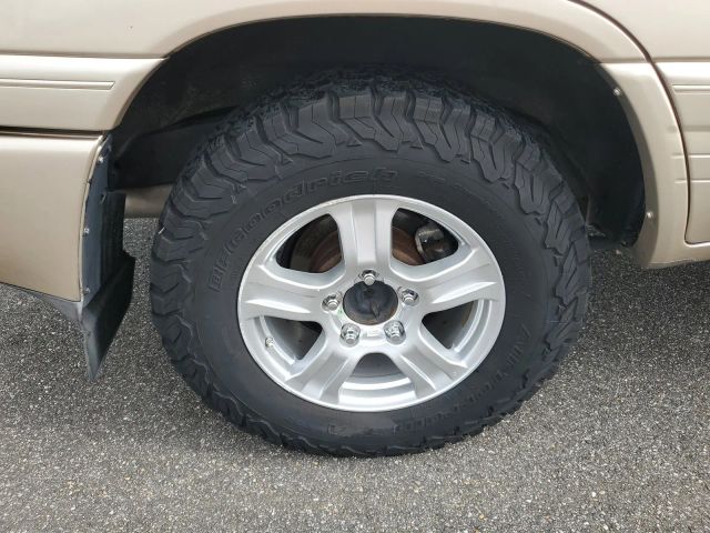 2000 Lexus LX 470 photo 3