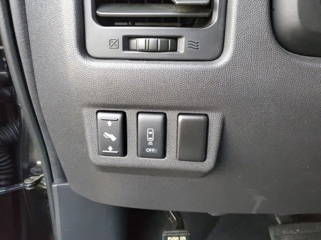 2012 Nissan Titan SL photo 18