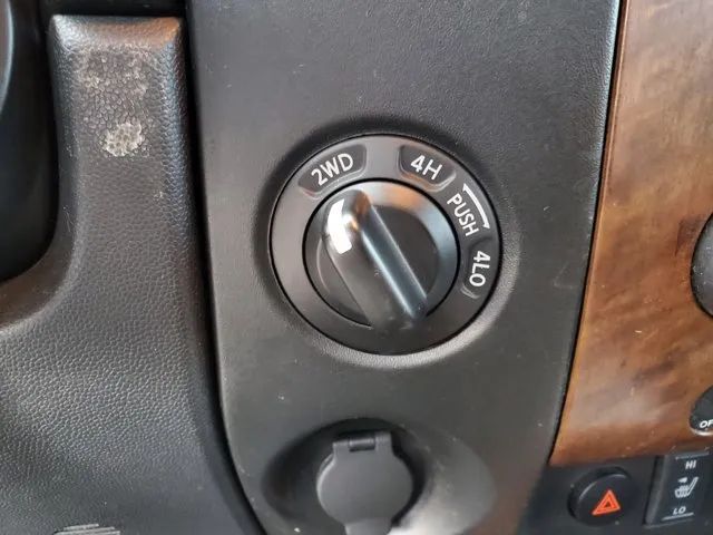 2012 Nissan Titan SL photo 31