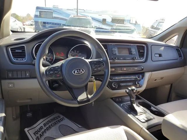 2016 Kia Sedona LX photo 9