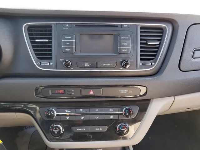 2016 Kia Sedona LX photo 21