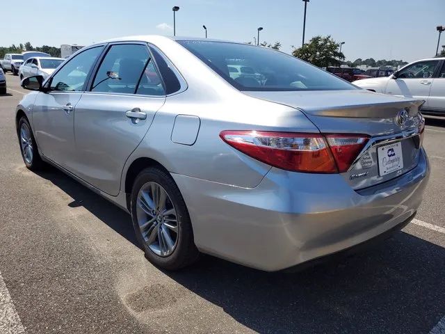 2017 Toyota Camry SE photo 2