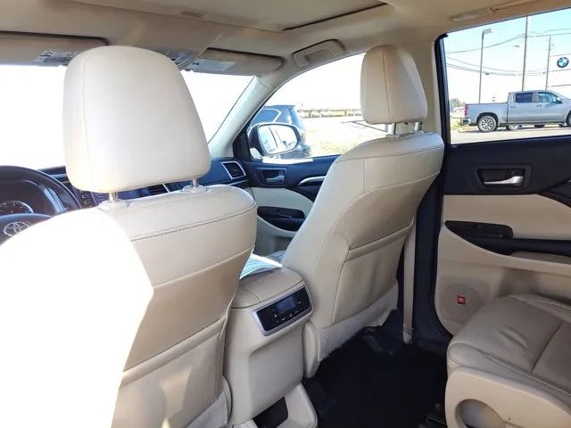 2015 Toyota Highlander Limited photo 12