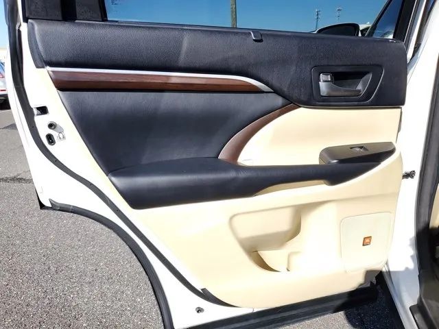 2015 Toyota Highlander Limited photo 13