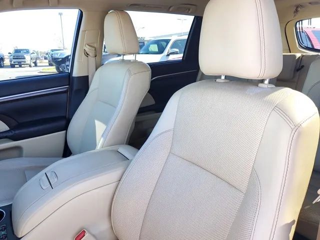 2015 Toyota Highlander Limited photo 14