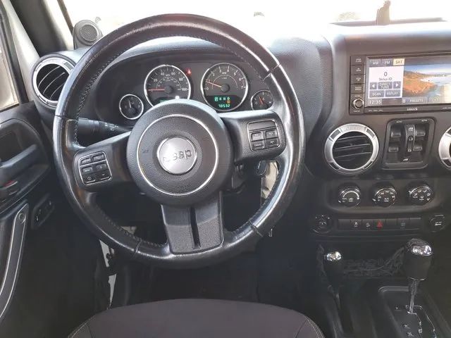 2014 Jeep Wrangler Unlimited Sahara photo 7