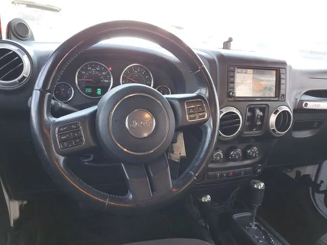 2014 Jeep Wrangler Unlimited Sahara photo 8