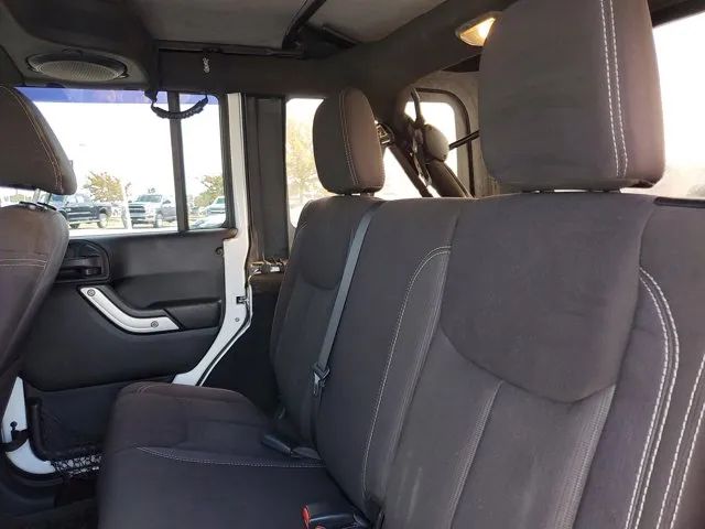 2014 Jeep Wrangler Unlimited Sahara photo 9