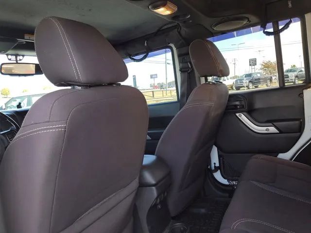 2014 Jeep Wrangler Unlimited Sahara photo 11