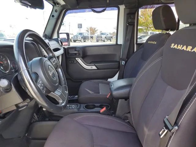 2014 Jeep Wrangler Unlimited Sahara photo 13