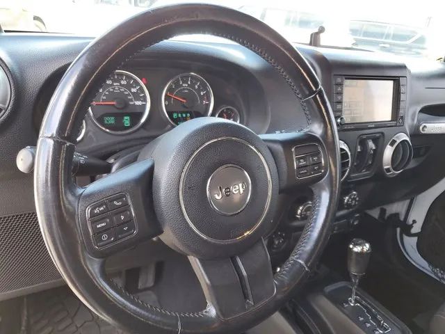 2014 Jeep Wrangler Unlimited Sahara photo 14