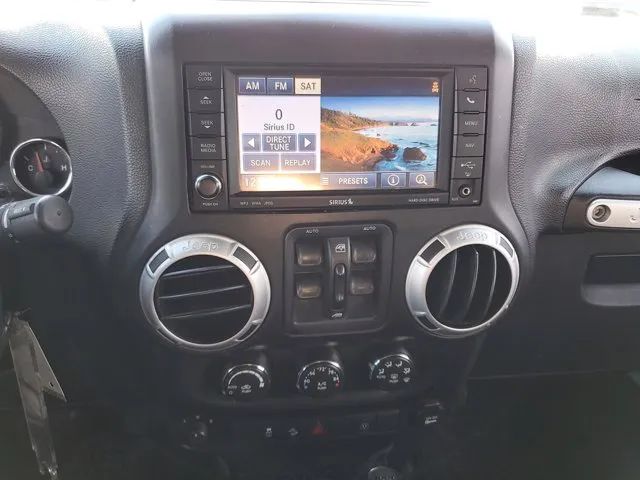 2014 Jeep Wrangler Unlimited Sahara photo 21