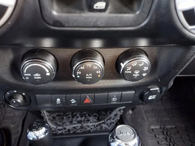 2014 Jeep Wrangler Unlimited Sahara photo 24