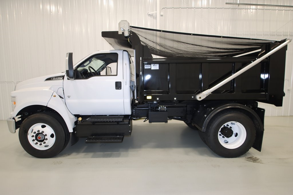 2025 Ford F-750 SuperCab photo 2