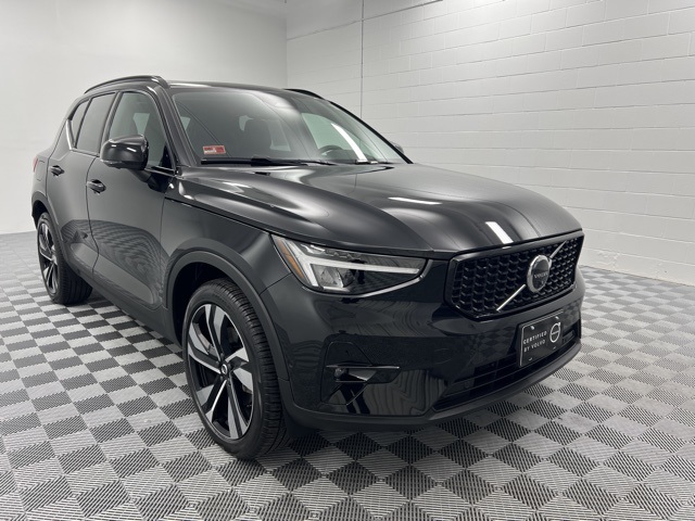 2024 Volvo XC40 B5 Plus Dark Theme