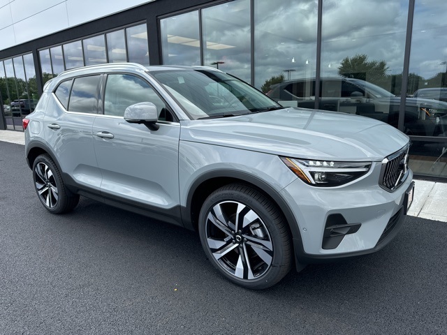 2025 Volvo XC40 B5 Plus Bright Theme