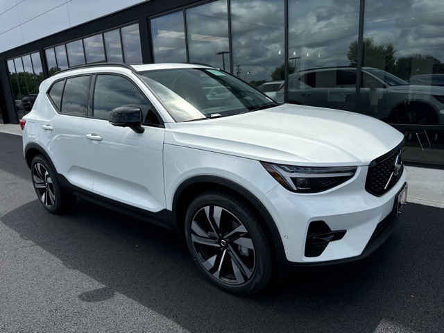 2025 Volvo XC40 B5 Plus Dark Theme