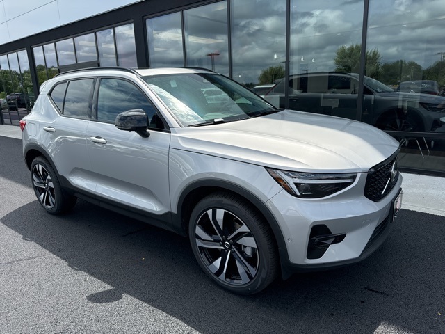 2025 Volvo XC40 B5 Plus Dark Theme