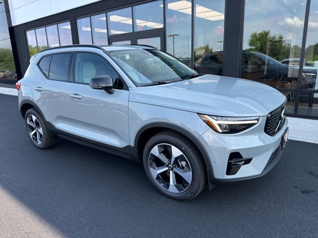 2025 Volvo XC40 B5 Plus Dark Theme