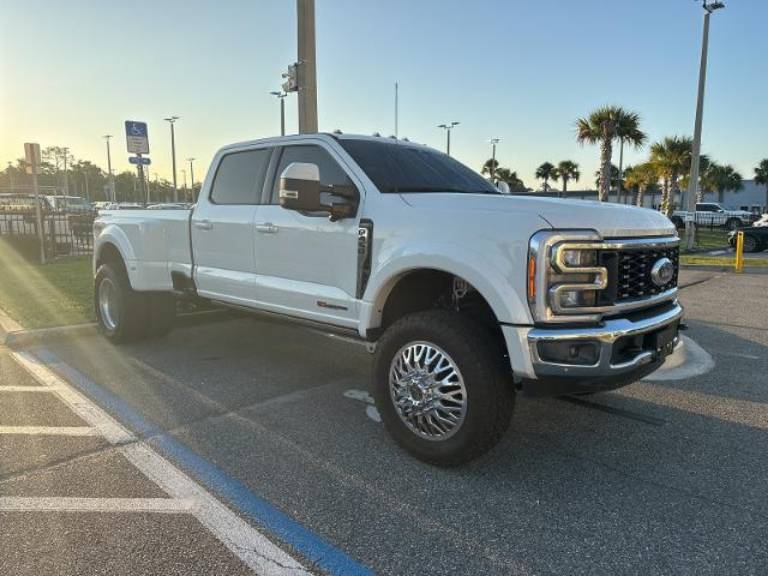 2023 Ford F-450SD LARIAT w/ Lift Wheels AND Tires