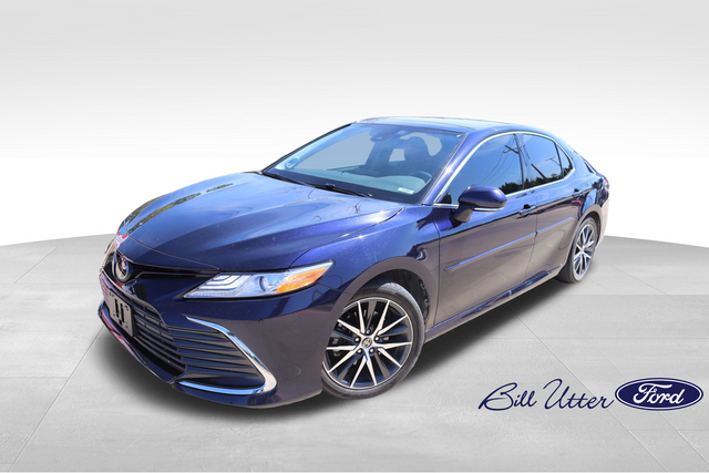 Used 2022 Toyota Camry XLE with VIN 4T1F11AK6NU018883 for sale in Denton, TX