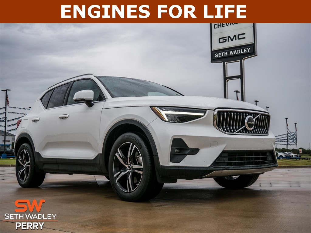 2023 Volvo XC40 B5 Plus Bright Theme