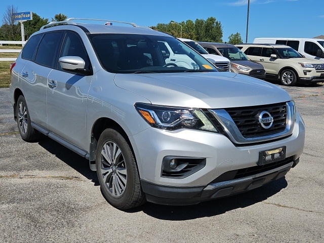 Used 2017 Nissan Pathfinder SV with VIN 5N1DR2MM8HC906466 for sale in Kansas City