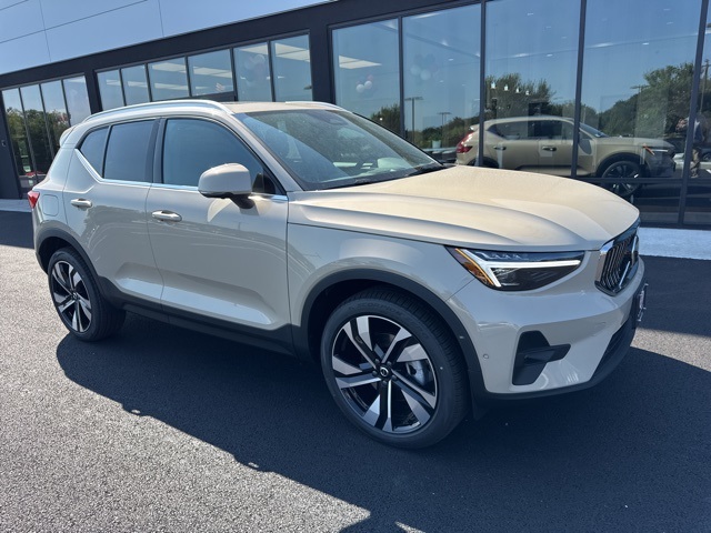 2025 Volvo XC40 B5 Plus Bright Theme