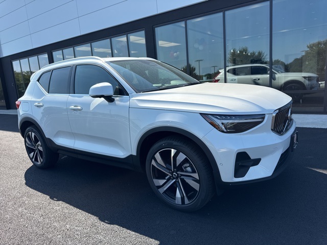 2025 Volvo XC40 B5 Plus Bright Theme