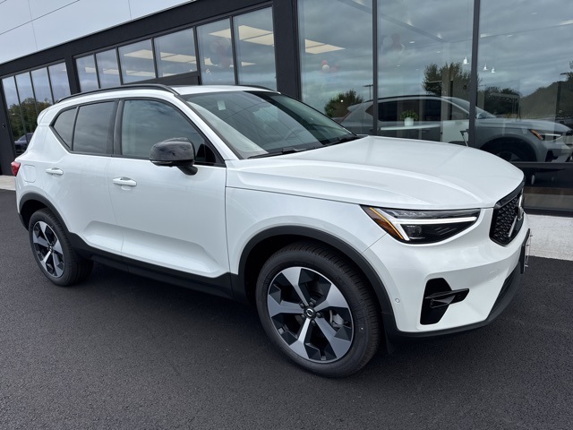 2025 Volvo XC40 B5 Plus Dark Theme