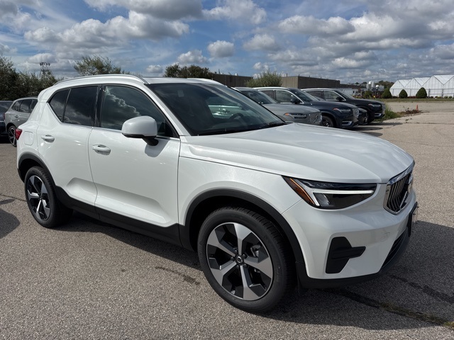 2025 Volvo XC40 B5 Core