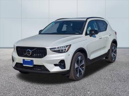 2025 Volvo XC40 Plus Dark Theme