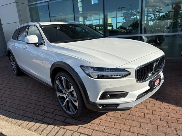 2025 Volvo V90 Cross Country B6