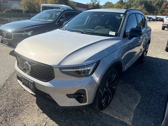 2025 Volvo XC40 B5 Plus Dark Theme