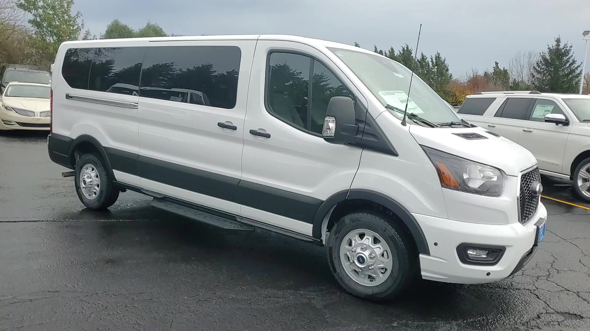 2024 Ford Transit Passenger Wagon XLT