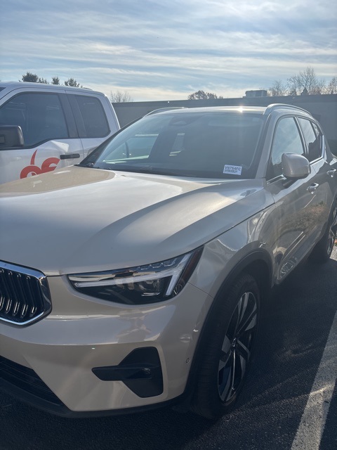 2025 Volvo XC40 B5 Plus Bright Theme