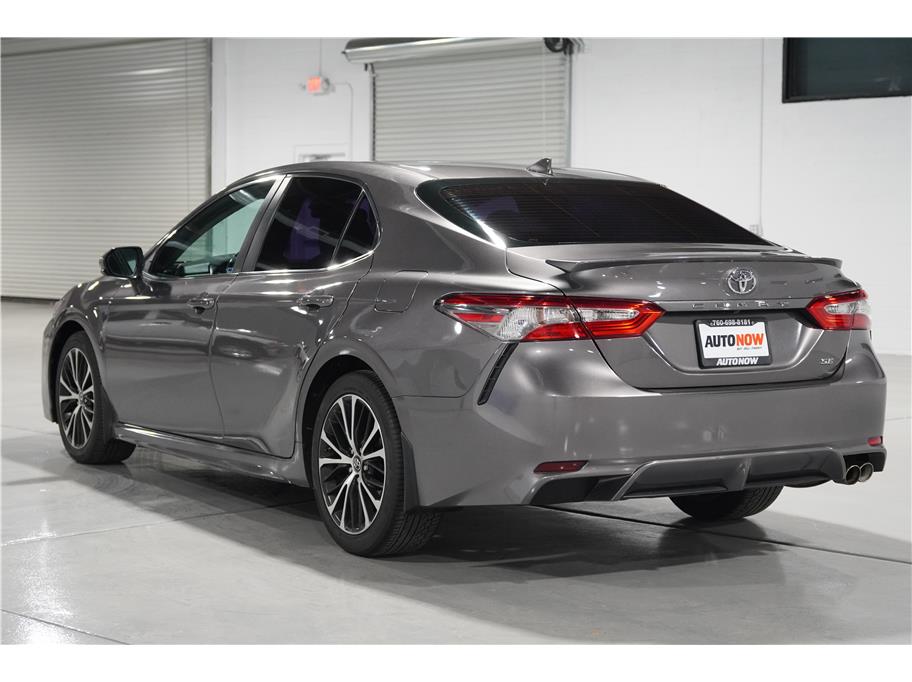 2019 Toyota Camry SE photo 3