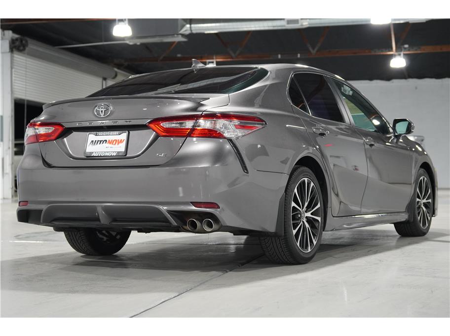 2019 Toyota Camry SE photo 5