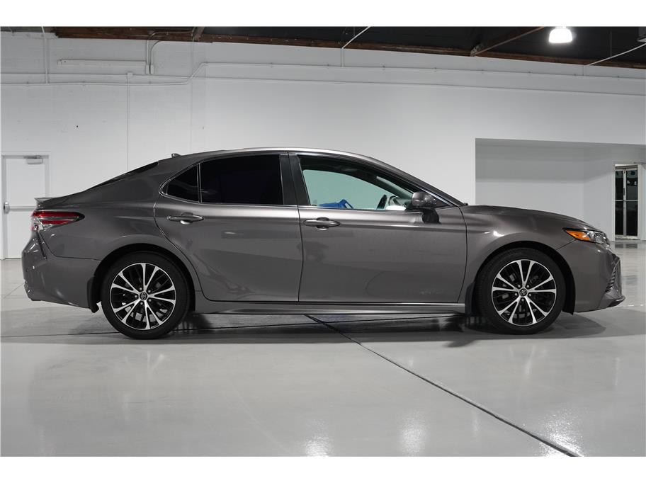 2019 Toyota Camry SE photo 6