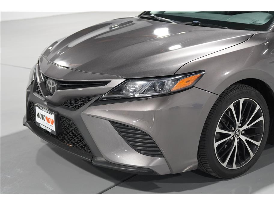 2019 Toyota Camry SE photo 9