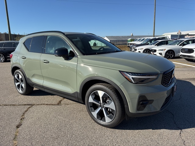 2025 Volvo XC40 B5 Plus Dark Theme