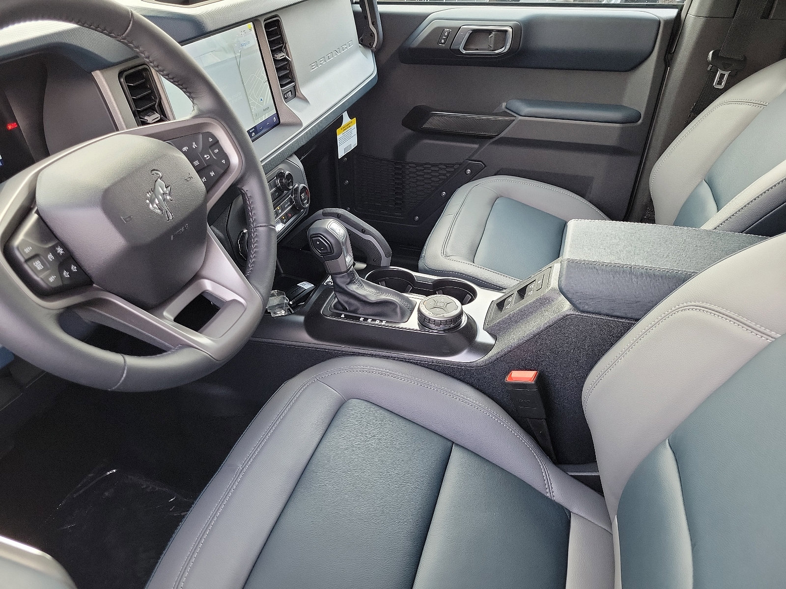 2024 Ford Bronco Outer Banks photo 2