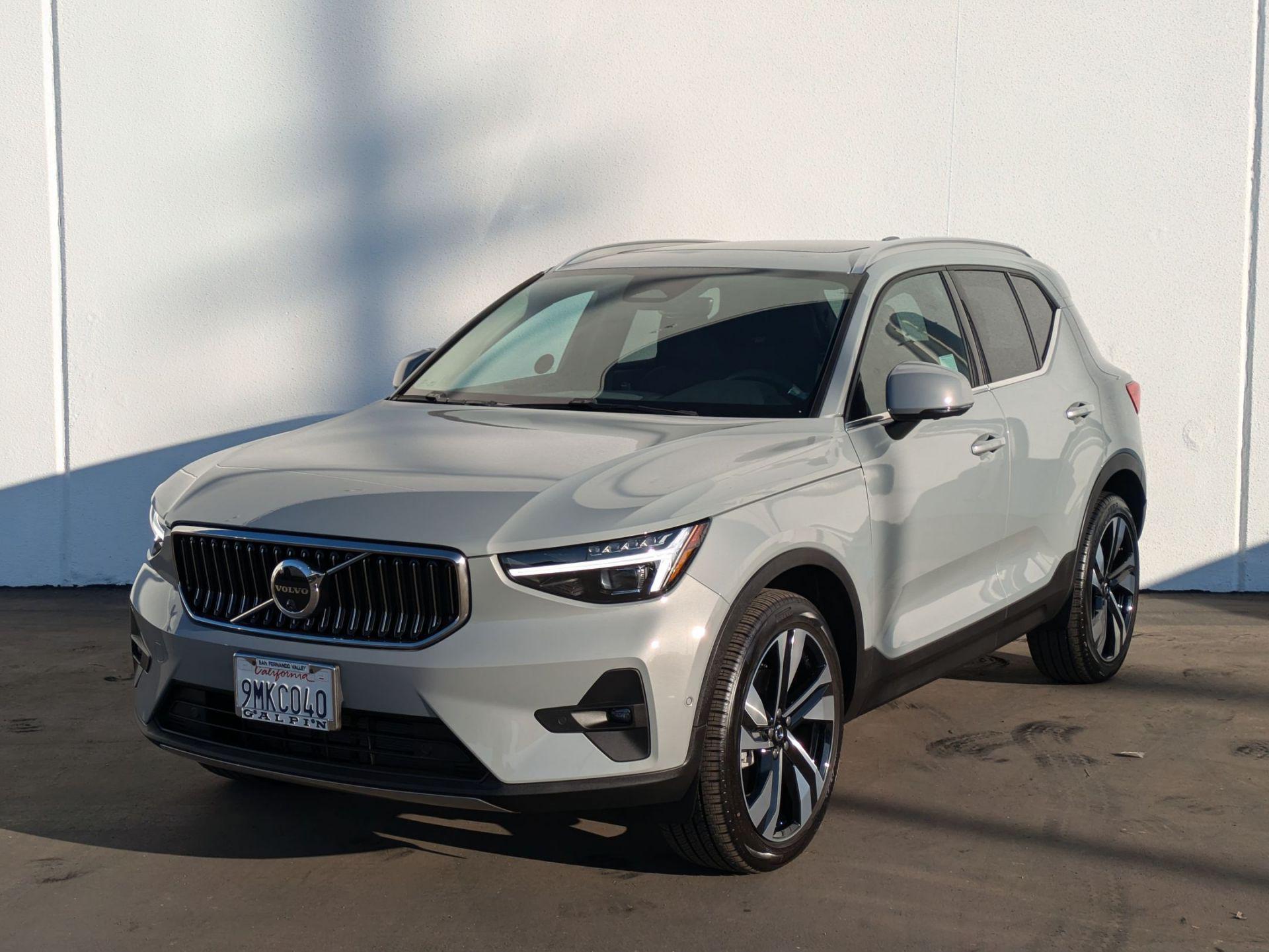 2024 Volvo XC40 B5 Ultimate Bright Theme