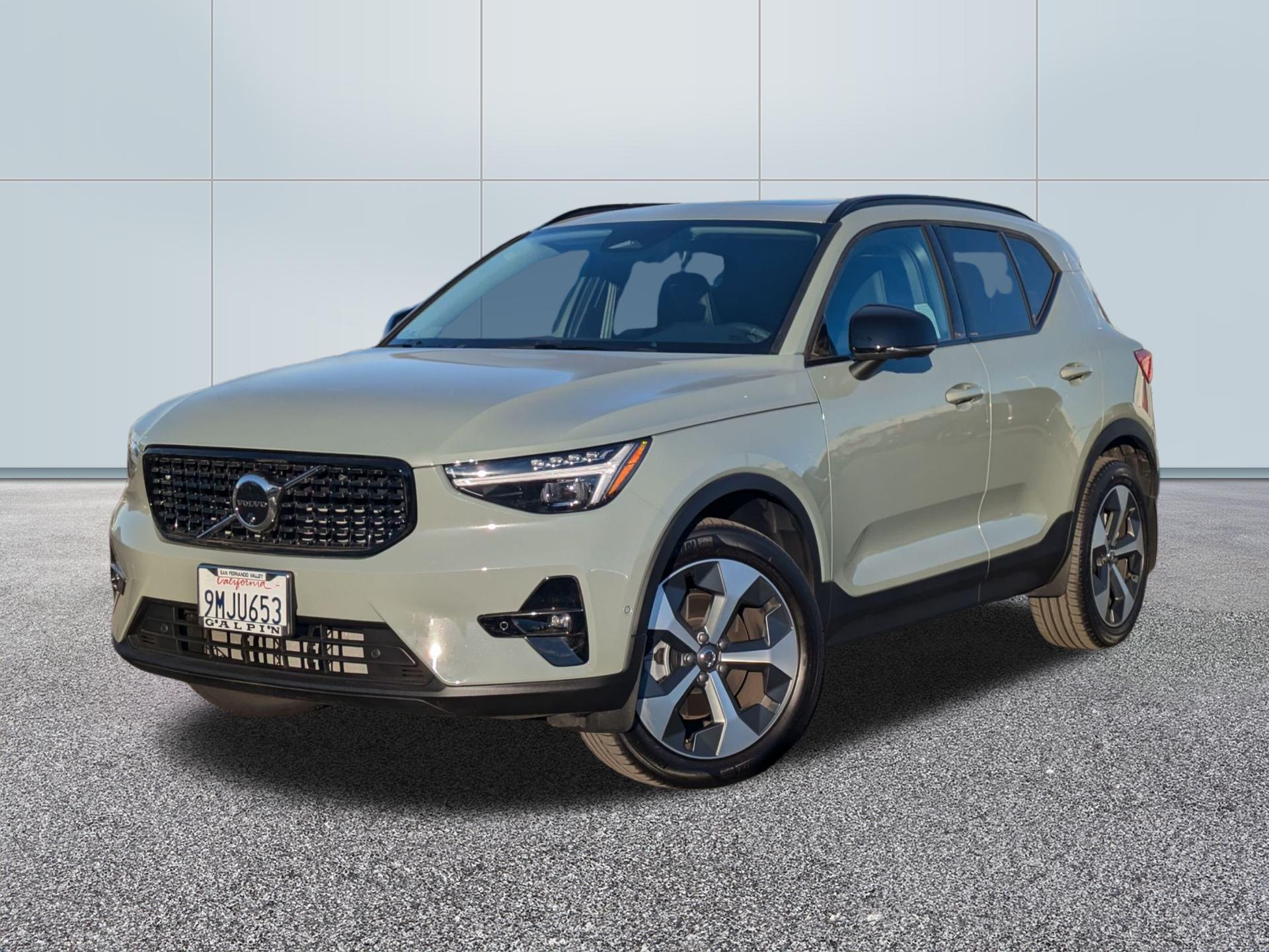 2024 Volvo XC40 B5 Plus Dark Theme