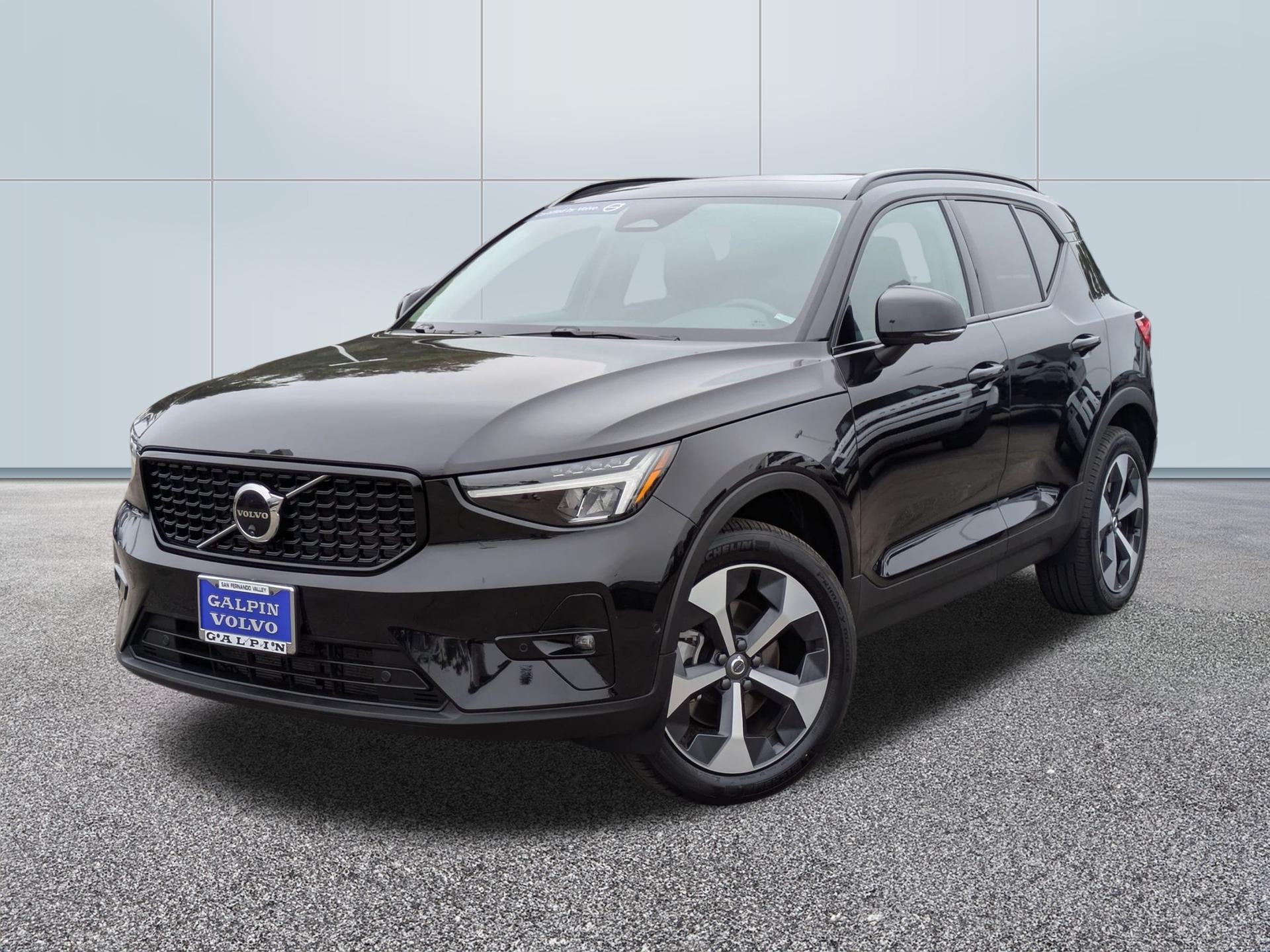 2024 Volvo XC40 B5 Plus Dark Theme