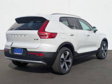 2025 Volvo XC40 B5 Core Bright Theme