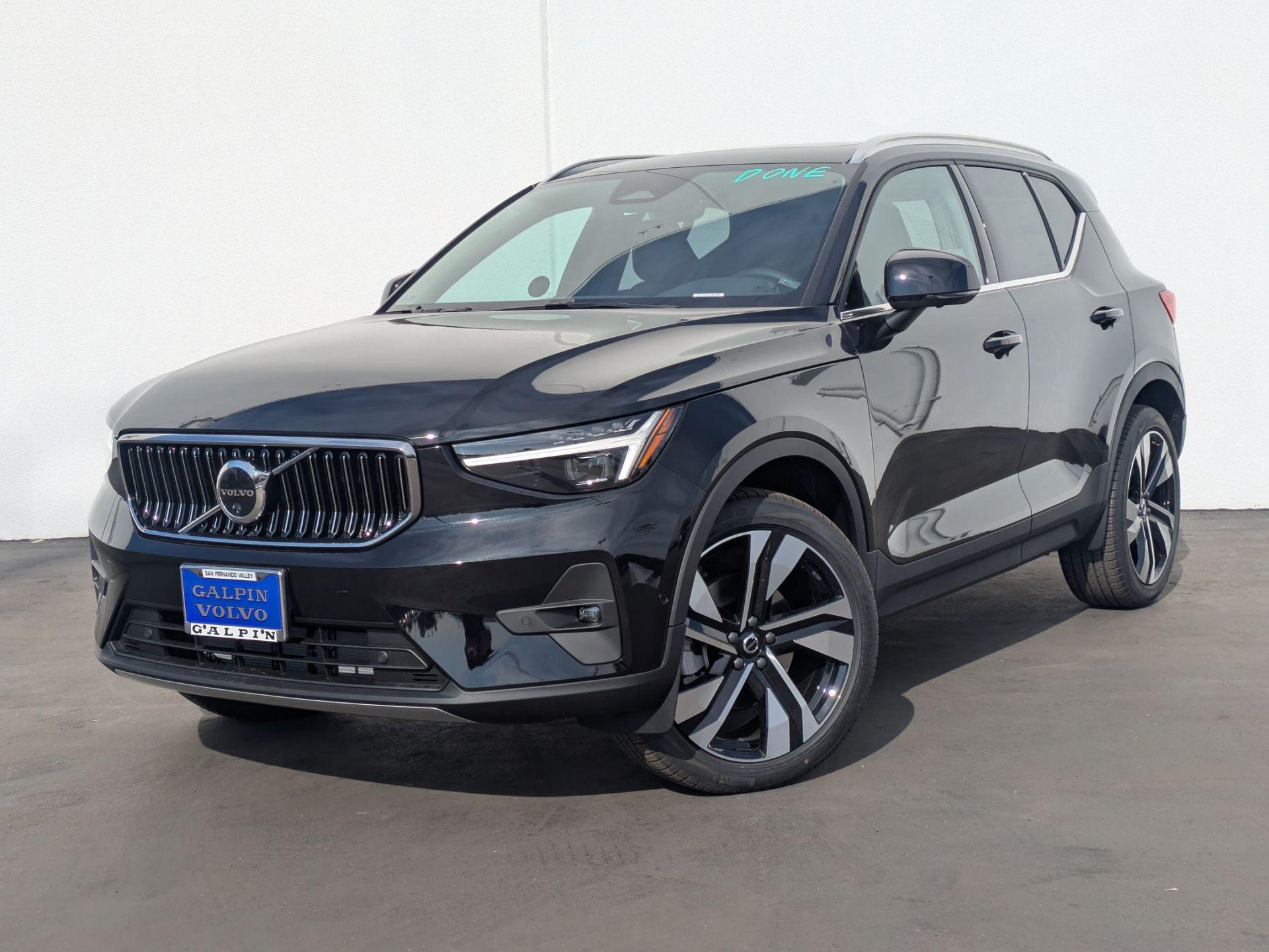 New 2025 Volvo XC40 B5 Ultra Bright Theme