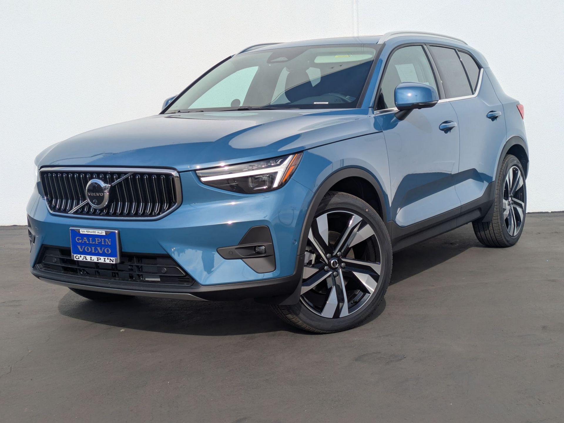 New 2025 Volvo XC40 B5 Ultra Bright Theme