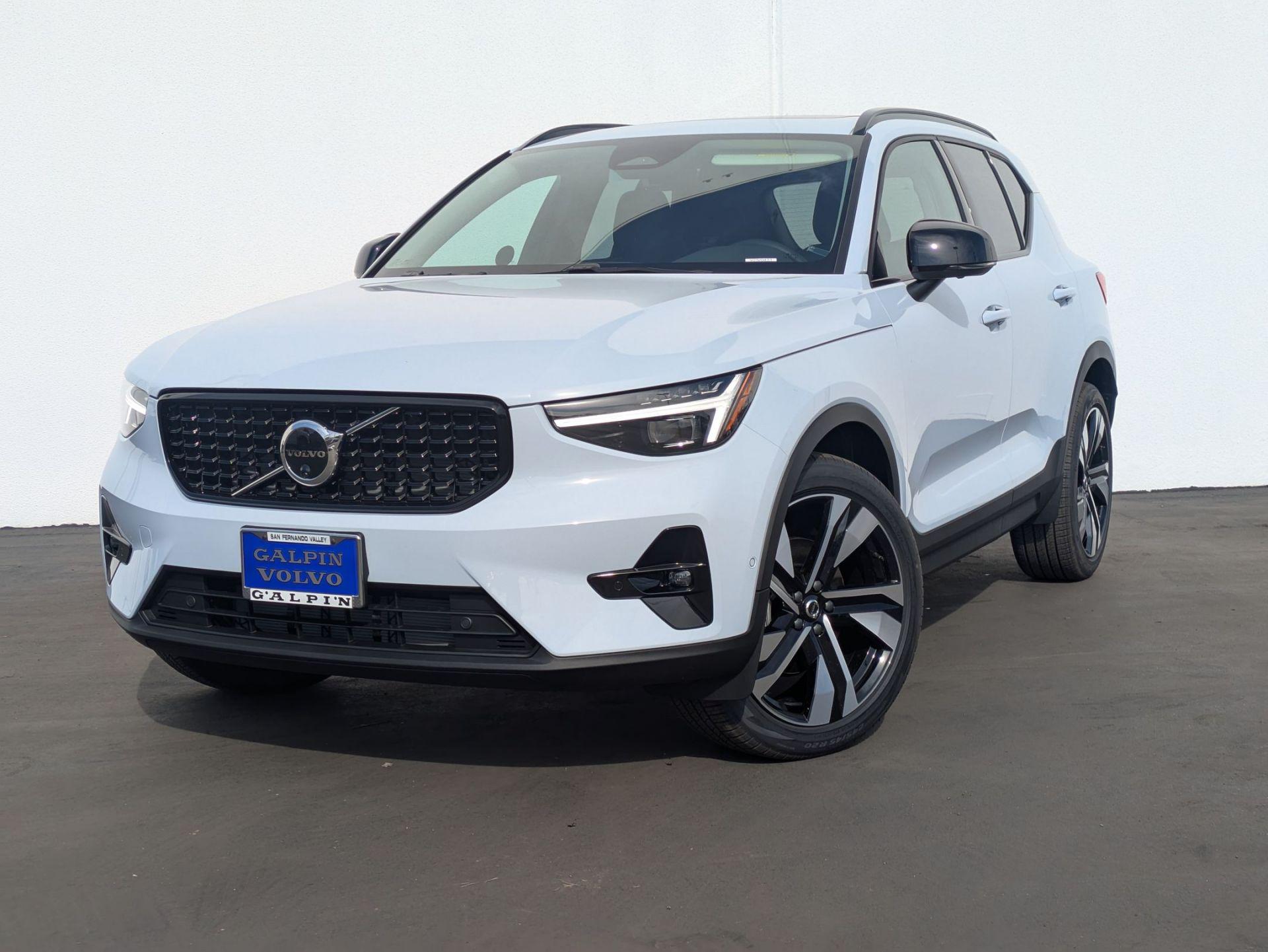 New 2025 Volvo XC40 B5 Ultra Dark Theme