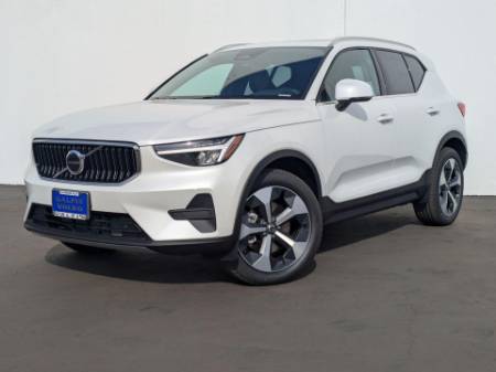 2025 Volvo XC40 Core Bright Theme